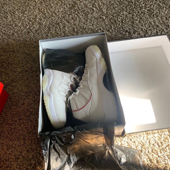 Jordan 11 platinum tint - Picture 3 of 3